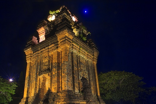 Tháp Nhạn cổ kính dưới ánh trăng